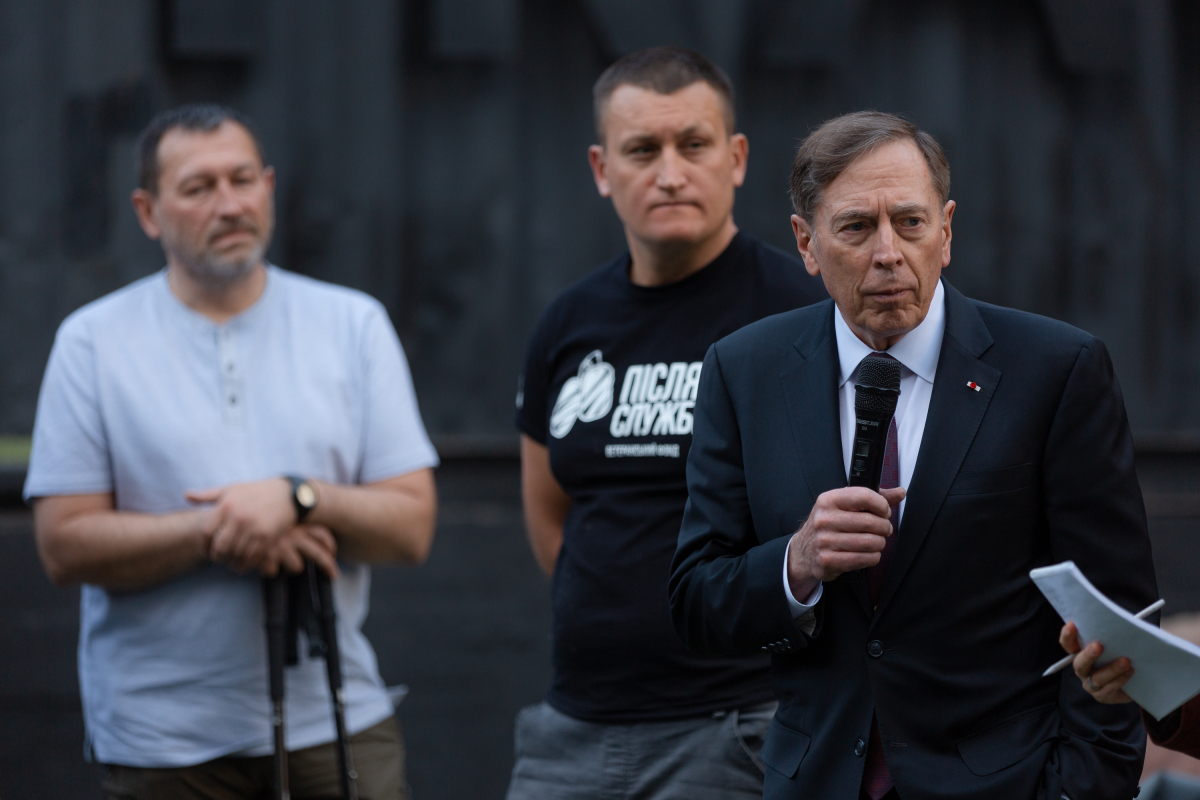 До «Після Служби» завітав американський генерал Девід Петреус вшанувати українських ветеранів